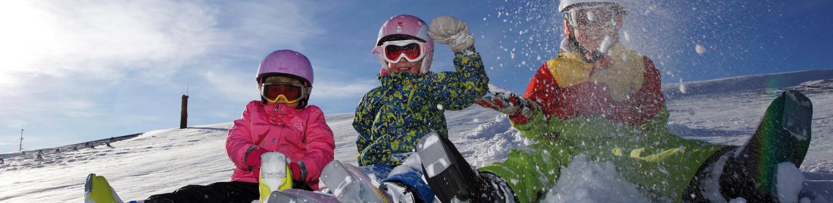 Kinder im Schnee im Skiurlaub
